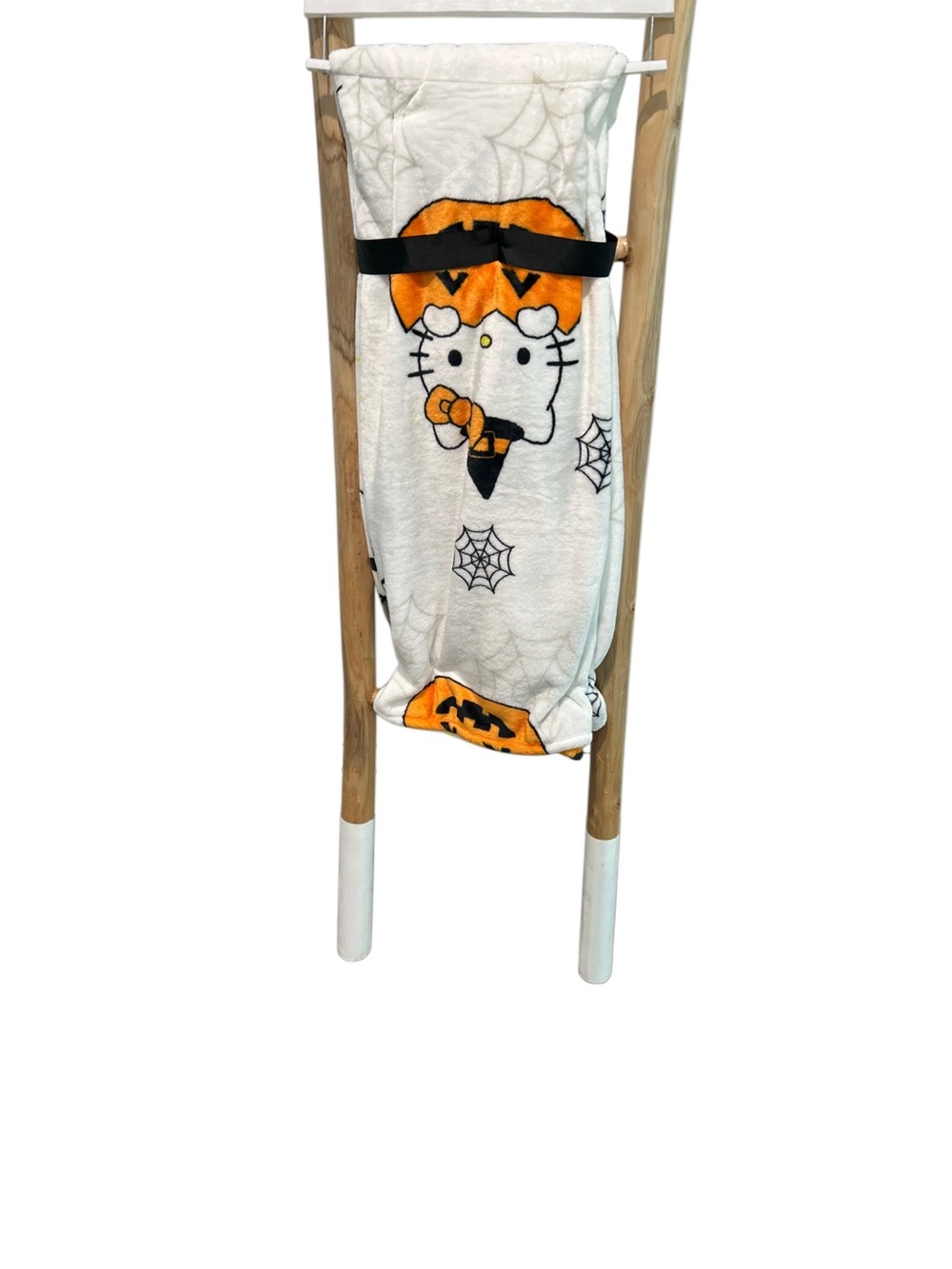 NWT Hello Kitty Halloween Pumpkin Plush Throw Blanket 50x70 White Orange - Picture 2 of 6